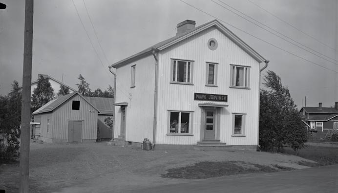 Vilkmanin perhe oli aloittanut leipomotoiminnan jo edellisessä asuinpaikassaan, mutta uusi elintarvikelaki kielisi 1900-luvun vaihteessa ammattimaisen leipomoliikkeen harjoittamisen tavallisen