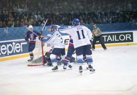 Toukokuussa 1975 Hakametsän motelli Jäähovissa perustettiin SM-liiga (nyttemmin Liiga) silloisen SM-sarjan tilalle. Uudistuksessa pääsarja erotettiin muusta sarjakiekkoilusta.