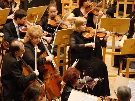Jousisoittimet Tämä orkesterin suurin soitinryhmä koostuu viuluista, alttoviuluista, selloista ja kontrabassoista.