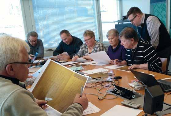 ALUEHISTORIAN TUTKIMUKSEN KÄYNNISTÄMINEN 39 Sotakoulu kuntoon -hankkeen talkoolaiset vanhojen asiakirjojen kimpussa Mikkelissä keväällä 2016. Asiantuntija-apua antaa tohtorikoulutettava Teppo Ylitalo.