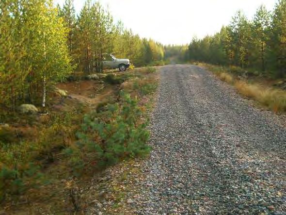 sänäestyslaikuissa havaitsimme palaneita kiviä ja kaikkiaan viisi kvartsi-iskosta kolmessa eri kohtaa. Painanteen itäreuna on tilojen rajalla (rajalinja oli maastossa näkyvissä).