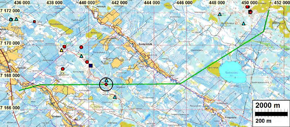 4 Itäinen linjaus Tutkittu linjaus vihreällä. Alueen muinaisjäännökset eri symbolein. Raportissa kuvattu paikka ympyröity.