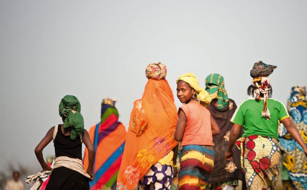 OSA I Ajattelutavan muutos Tytöt ja naiset Mbilén pakolaisleirillä Kamerunissa kävelevät usein jopa tunnin päähän