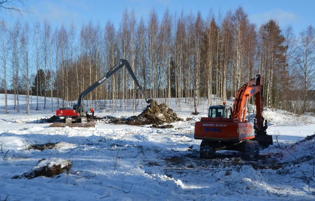 28 Kuvat 6. Eteläisen kosteikon kaivuutyöt aloitettiin maaliskuussa 2012.