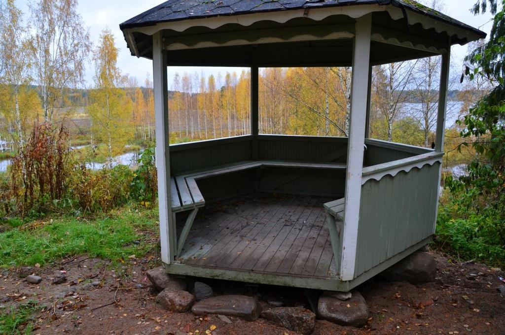 36 Kuva 22. Eteläisen kosteikon näköalapaikalle siirrettiin aikaisemmin käytöstä poistettu huvimaja.