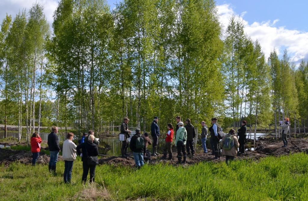 39 6 MALLIKOSTEIKKO OPPILAITOSYMPÄRISTÖSSÄ Kuva 26. Kosteikkosuunnittelijoiden koulutusryhmä tutustui mallikosteikkoon toukokuussa 2012.