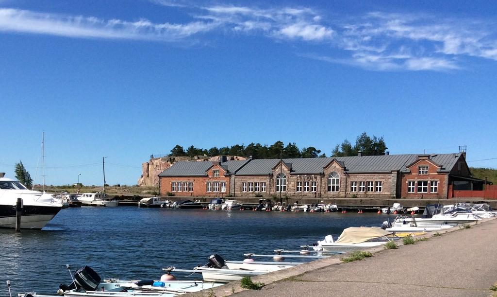 Palkintolautakunta Graniittilinna taustalla lähiterassilta kuvattuna.