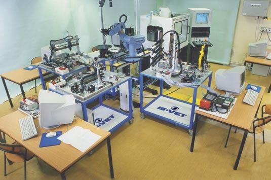 CNC-koneet voidaan ladata roboteilla takaa tai sivusta.
