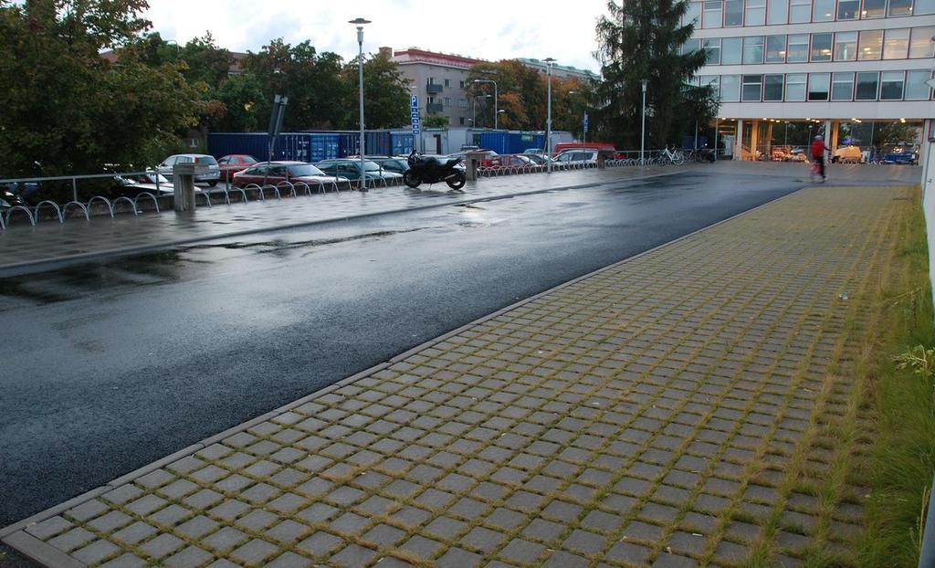 FCG SUUNNITTELU JA TEKNIIKKA OY Raportti 17 (38) Varsinaisten reikälaattojen ohessa myös väljästi saumatut betonikiveykset ovat hulevesien vähentämisen kannalta selvästi asfalttipintoja parempi