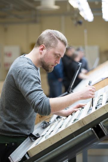 YHTIÖN VASTUUT Tuottaa voittoa osakkeenomistajille - Olla taloudellisesti kannattava vain taloudellisesti tasapainossa oleva yhtiö voi olla vastuullinen Toimia lupaehtojen ja sopimusten mukaisesti