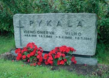 Perinteisessä suomalaisessa muistamiskulttuurissa ajan kulku on elämän kiertokulun tapaan näkynyt hautamuistomerkin pinnoilla.