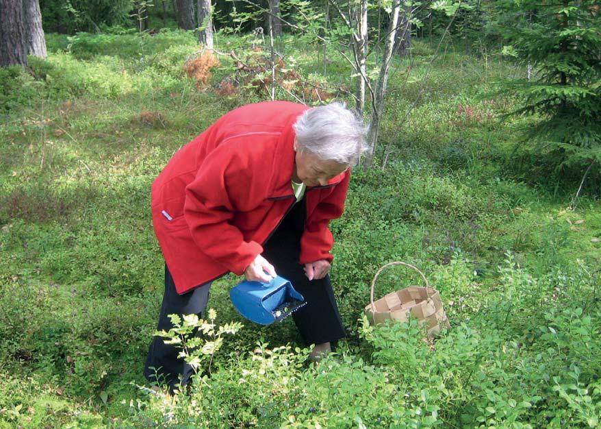 www.ikainstituutti.fi Liikuntasuosituksissa ikäihmisille suositellaan: Monipuolista liikkumista arjessa. Katsotaan kuvista, mitkä ovat iäkkäälle sopivia ja mieluisia arkiliikkumisen tapoja? Esim.