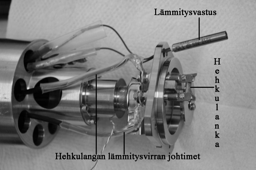 Kuva 3 Kuvassa näkyvät hyvin hehkulangan lämmitysjohtimet takakannen molemmin puolin sekä lämmitysvastus.