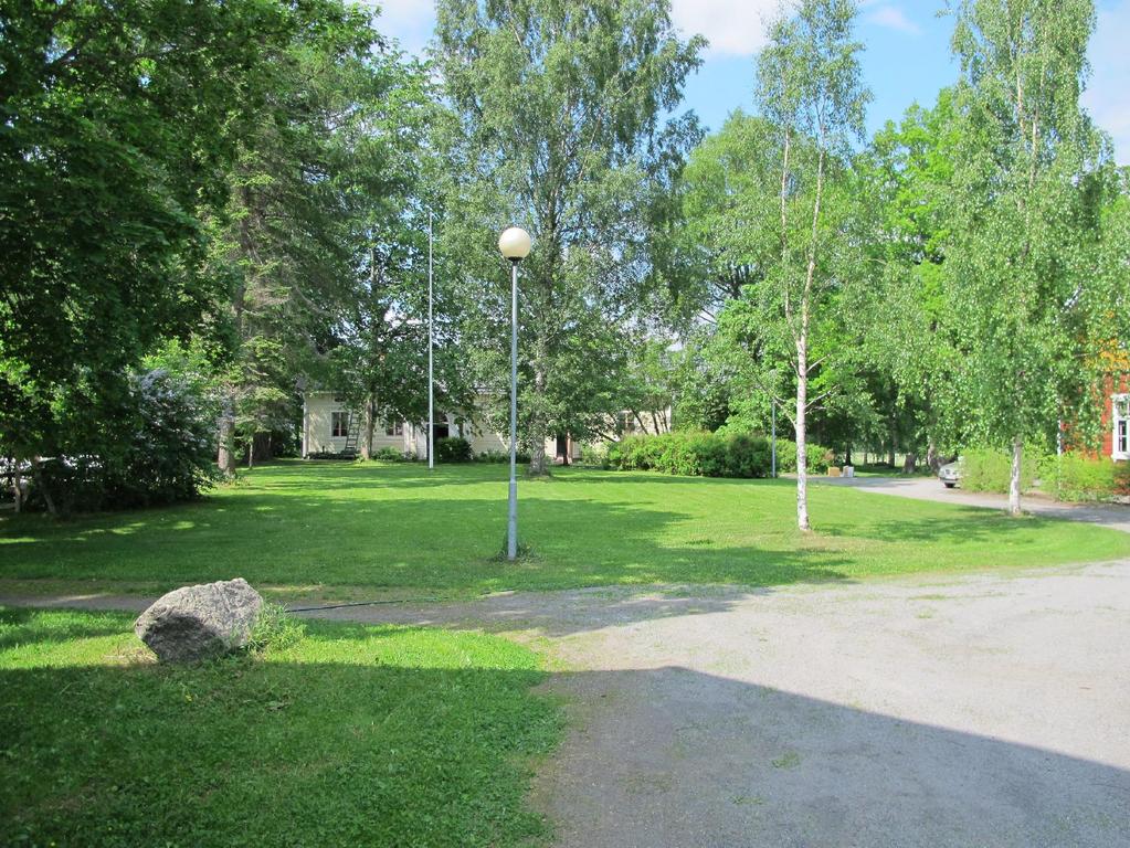 10 Kuva 1. Nokia Knuutila, yleiskuva. Keskellä näkyy nykyinen päärakennus. Kuvattu idästä. Kuvaaja Kreetta Lesell. KYY 116:1.