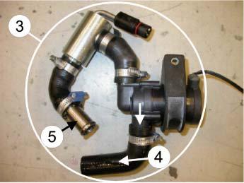 Strips pumpens brakett til luftinntaket (6). NB! Påse at pumpen ikke gnisser mot radiatorslangen.