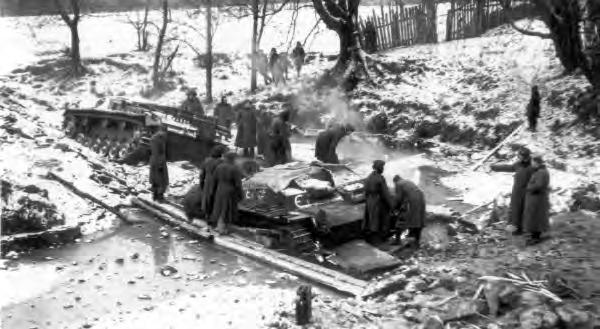 langrohr avain vihollispanssarien kukistamiseen Uusimpien neuvostopanssarivaunujen panssaroinnin ja tulivoiman kiistaton ylivoima sai saksalaiset kiihdyttämään entistä tehokkaampien