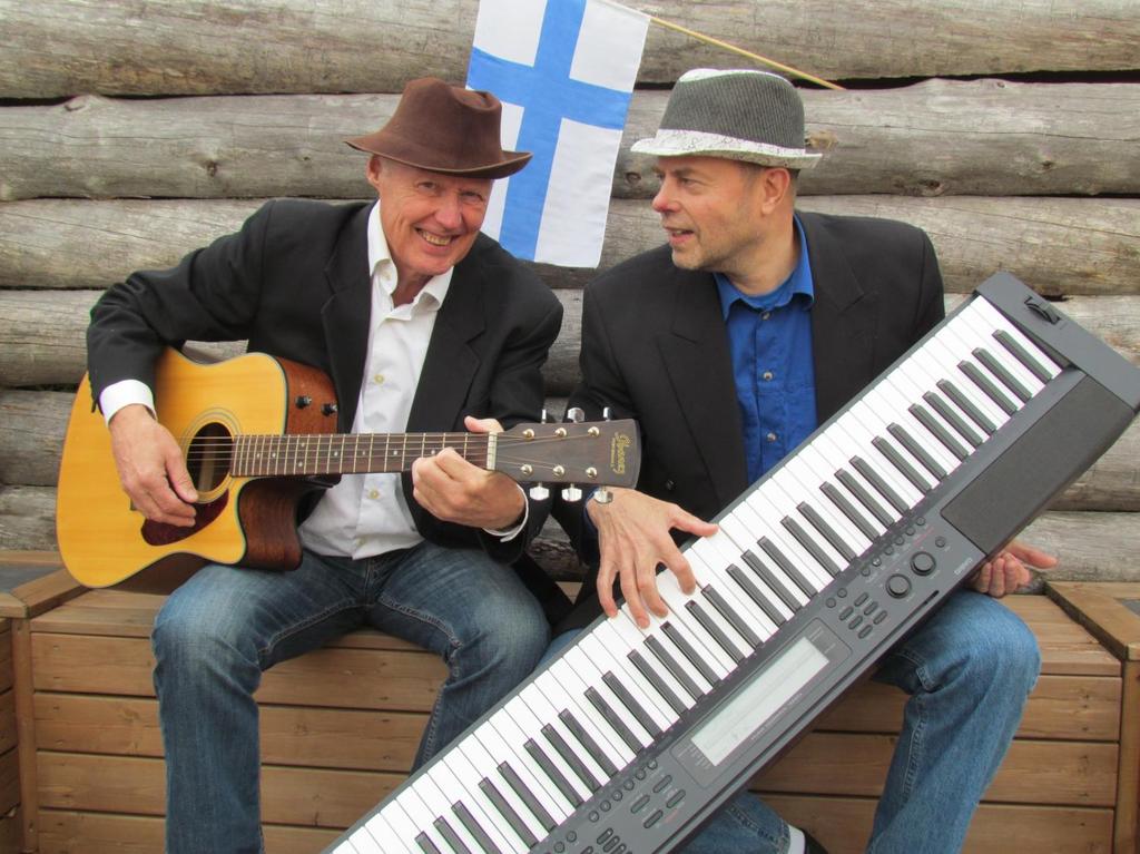 toiselle puolelle. Rennolla meiningillä laulellaan ja jutustellaan, Suomen itsenäisyyden 100-vuotiaasta taipaleesta.