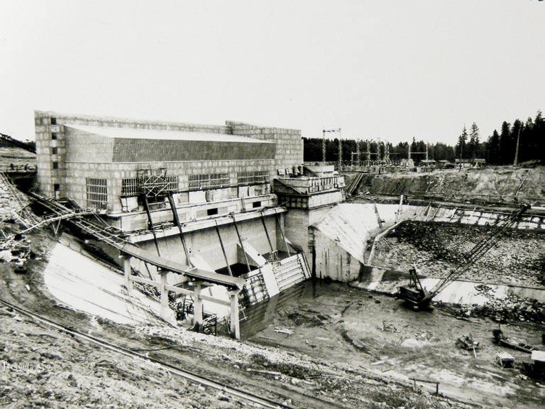 Kuva 4.5. Montan voimalaitosta rakennetaan. Etualalla uittokouru. Fortum Power and Heat Oy, julkaistu Fortumin luvalla. tarkoitukseen vähintään miljoona markkaa vuodessa.