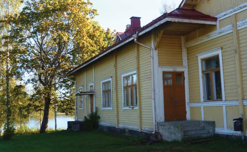 Nummenkylässä Pursunjärven rannalla sijaitseva entinen koulu toimii nykyisin kylätalona.