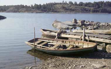 Lohmin biologisen aseman laituri 1960-luvulla. Kuva: Paavo Tulkki, Saaristomeren tutkimuslaitoksen arkisto PT: Alhonen on sen jälkeen sanonut, että hän ei mene enää merelle eikä merentutkimukseen.