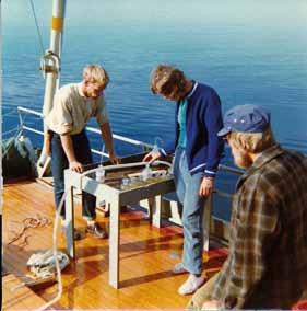 Kursseilla opetettiin mm. meriveden happipitoisuuden määritystä Winklerin menetelmän mukaan jota tässä tekee Hannu Mölsä. Opettajina Ilmari Häkkinen (vas.) 