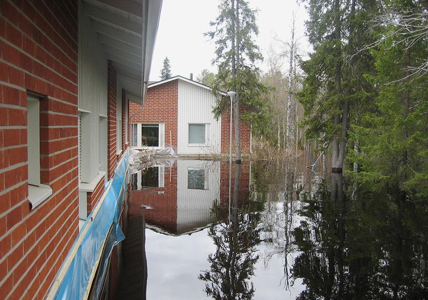 Kuva: Kittilän vanhainkodin tulvasuojaus vuoden 2005 tulvassa (Lapin ELY-keskus, Jari Uusitalo). KITTILÄN TULVARISKIALUE Tavallista suurempia tulvia on esiintynyt useita Ounasjoella.