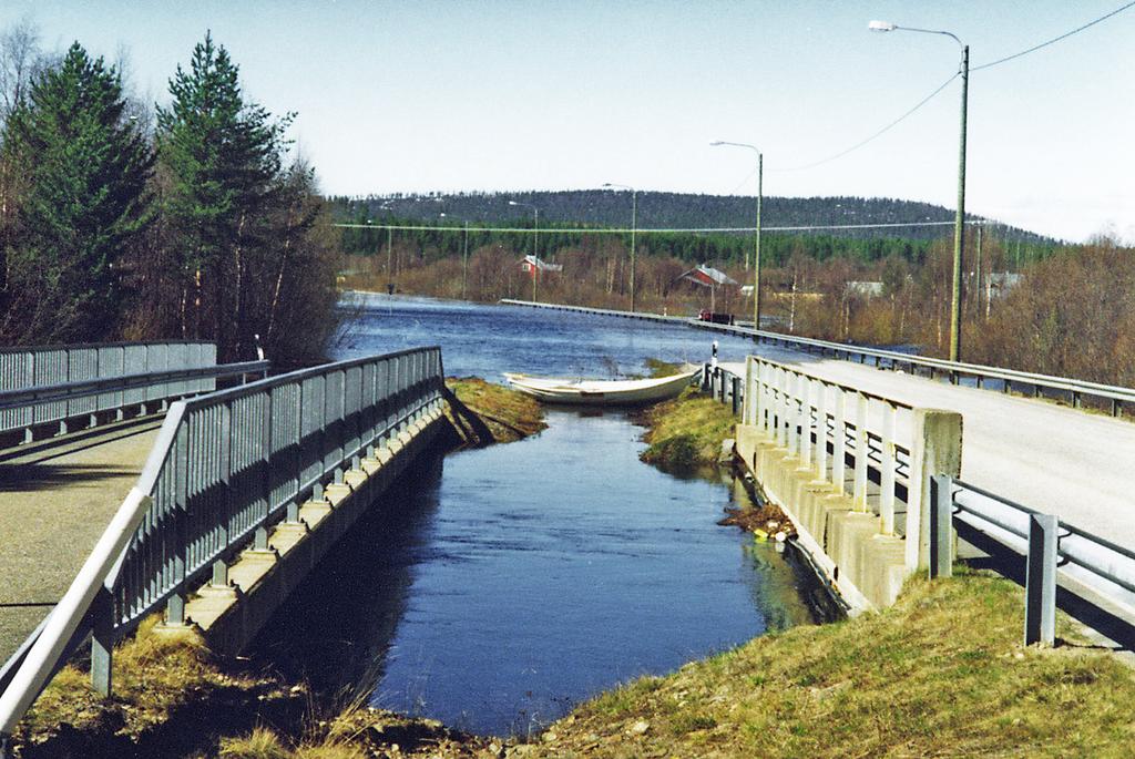 Kuva: Vesi nousi Lentokentäntielle Ivalossa vuonna 2005 (Lapin ELY-keskus, Jari Uusitalo). IVALON TULVARISKIALUE Ivalo on tulvaherkkää aluetta, jossa tavallista suurempia tulvia on ollut mm.