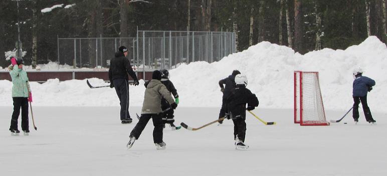 Rannan tuntumassa oleva Saittalah- den laavu on retkeilijöiden suosiossa Ilvesreitin varrella oleva kota on ulkoilijoiden käytössä Liikuntapalvelujen huoltovastuulla on seitsemää laavua tai kotaa.