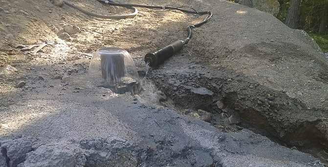 Paineaukaisu - Miksi ja miten se tehdään? Paineaukaisu tehdään paineautolla, joka on painepumpulla varustettu säiliöauto. Paineaukaisua varten kaivo täytetään vedellä.