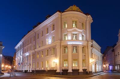 Hotellista on vain 10 minuutin kävelymatka vanhankaupungin sydämeen, Raatihuoneentorille. Satamaan pääsee tarvittaessa 10 minuutissa ja lentoasemalle 20 minuutissa.