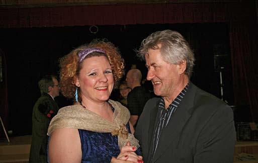 Unelmista kodiksi Onni on tanssia tähtien kanssa Näytelmäkirjailija Eero Schroderus tanssittaa ohjaaja Riittamaija Kuusela-Rantasta Jussin iltamissa loppiaisena 2007.