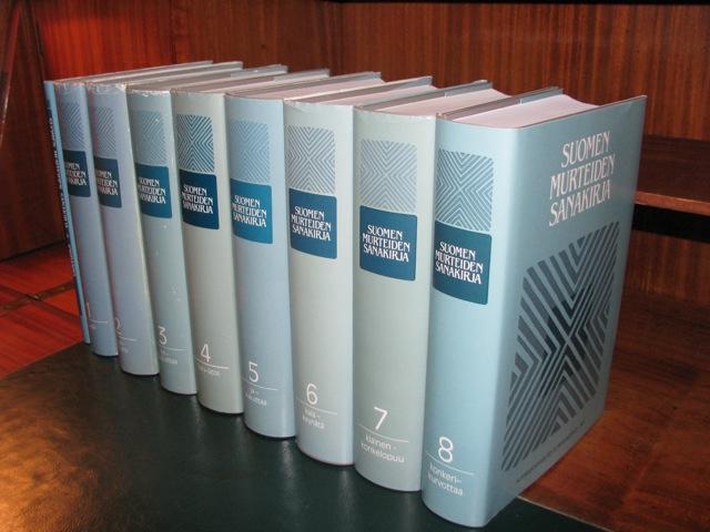 Suomen murteiden sanakirja ensimmäinen osa (a elää) ilmestyi 1985 (138) 2. osa (emaali havuvasta) 1988 (159) 3. osa (he hujuuttaa) 1992 (156) 4. osa (huka iätös) 1994 (176) 5.