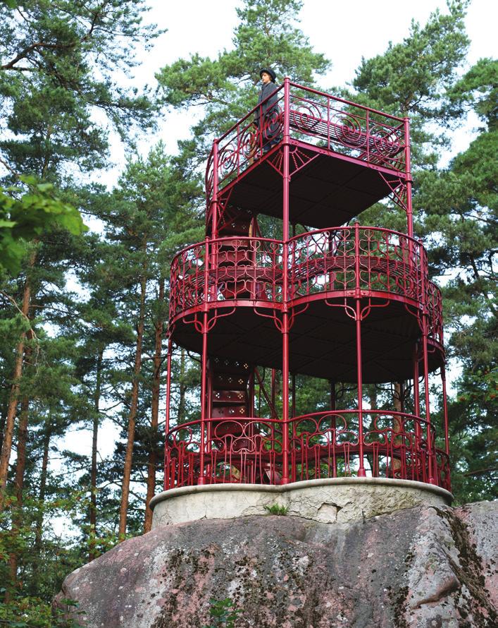 Hieman kauempana Kukkukivi Loviisan kaupunki/peak press liuksen sisarukset ottivat 1880-luvun lopulla vilkkaasti osaa kylpyläelämään: seurustelivat, tanssivat ja musisoivat nuorten kylpylävieraiden