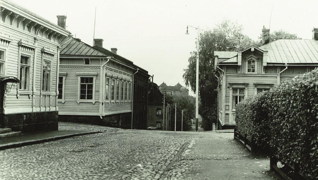 ruotsin lisäksi hyvin suomea ja tutustui Kalevalaan, josta tuli hänelle aikanaan tärkeä innoituksen lähde.