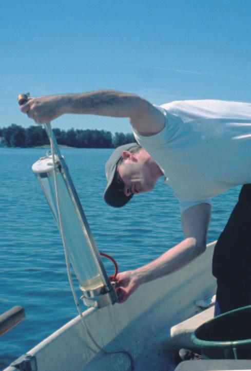 Näin tutkitaan pohjaeläimiä Hanna Turkki ja Teija Kirkkala Pohjaeläimet elävät pohjan pintakerroksessa ja kuvastavat siinä vallitsevia olosuhteita.