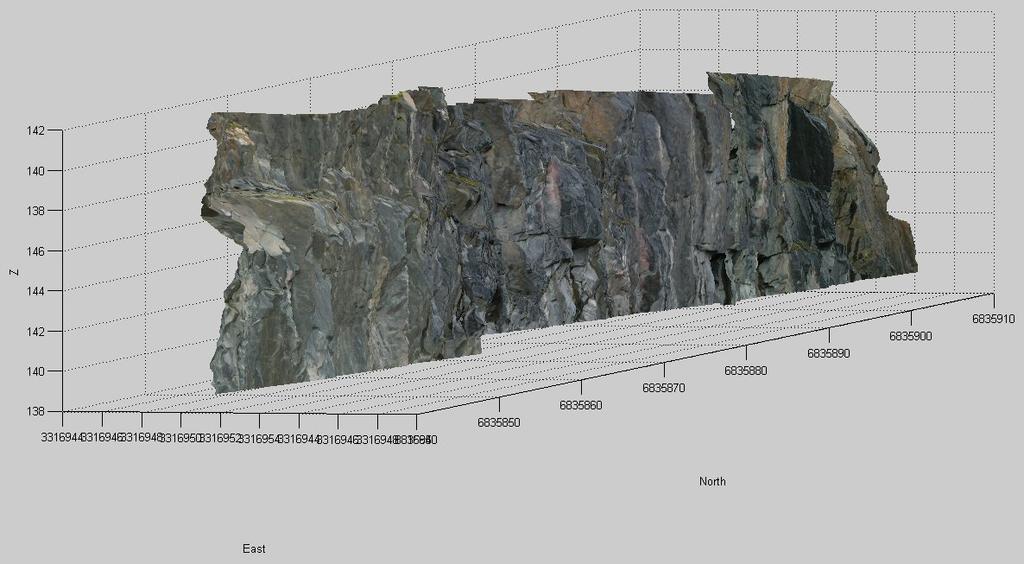 4 Jokaisen maantieleikkauksen kuvaparikohtaisista 3D -kuvista muodostettiin leikkauksen 3D - panoraama (esim. kuva 3). Kuva 3. Esimerkki kolmella kuvaparilla kuvatun tieleikkauksen panoraamakuvasta.