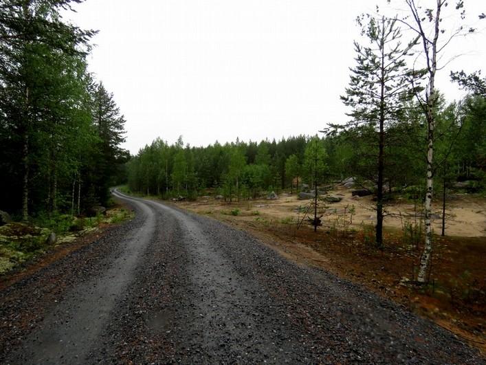 Kivinen länsirinne, paikoitellen lohkareikkoa,