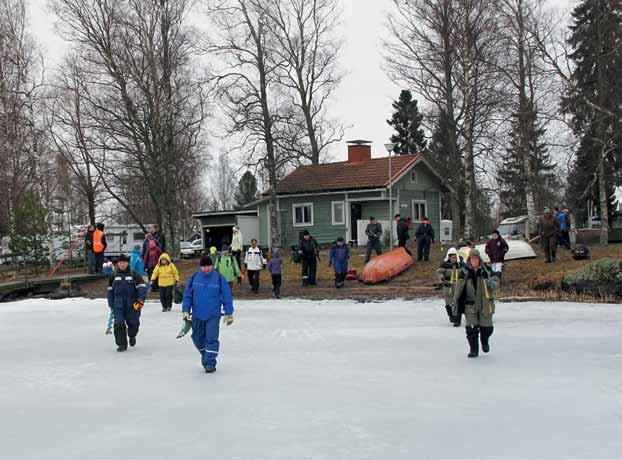 Pääsimme saunomaan siistiin ja viihtyisään sähkösaunaan, koska rannassa ollut kesäsauna ei vielä ollut käytössä.