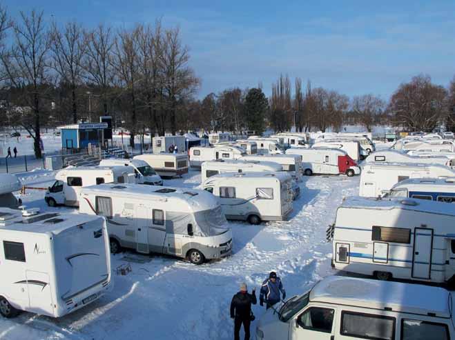 MM-KISACAMPING SUJUI TALKOILLA Tässä suomalaiset, italialaiset, ruotsalaiset ja norjalaiset sulassa sovussa Olimme sopineet, että järjestäisimme Hiihdon MM -kisojen ajaksi Kisapuistoon Camping alueen.