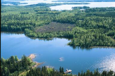pientä kluuvijärveä ja flada luonnontilassa