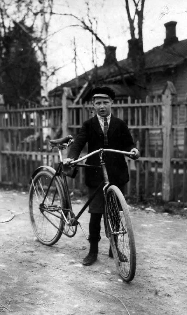 Keravan museon näyttely kuljettaa katsojan vanhalle Valtatielle halki vanhan asutuksen ja vuonna 1924 perustetun kauppalan seudun.