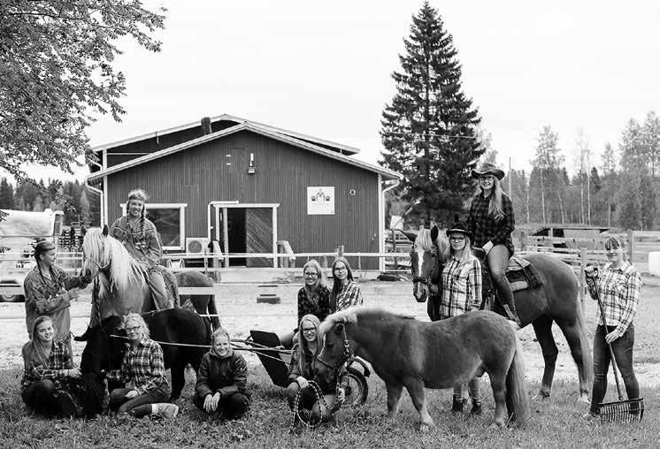 Hevostenhoitolautakunnan huolehti hevosista yhdessä talliyrittäjän Linda Korvan kanssa.