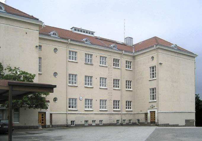 Koulussa on toiminut myös ammattikoulu ja opettajakorkeakoulu. 1980-luvun lopulla koulua laajennettiin vielä pohjoispuolelle. Sinne tehtiin urheilusali. Nummenpakan koulu.