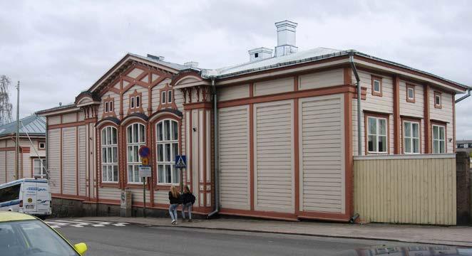 Puolalanmäen koulu ja lukio, VII-22-8, Puutarhakatu 5 Puolalanmäen koulu muodostuu kahdesta eri-ikäisestä rakennusosasta.