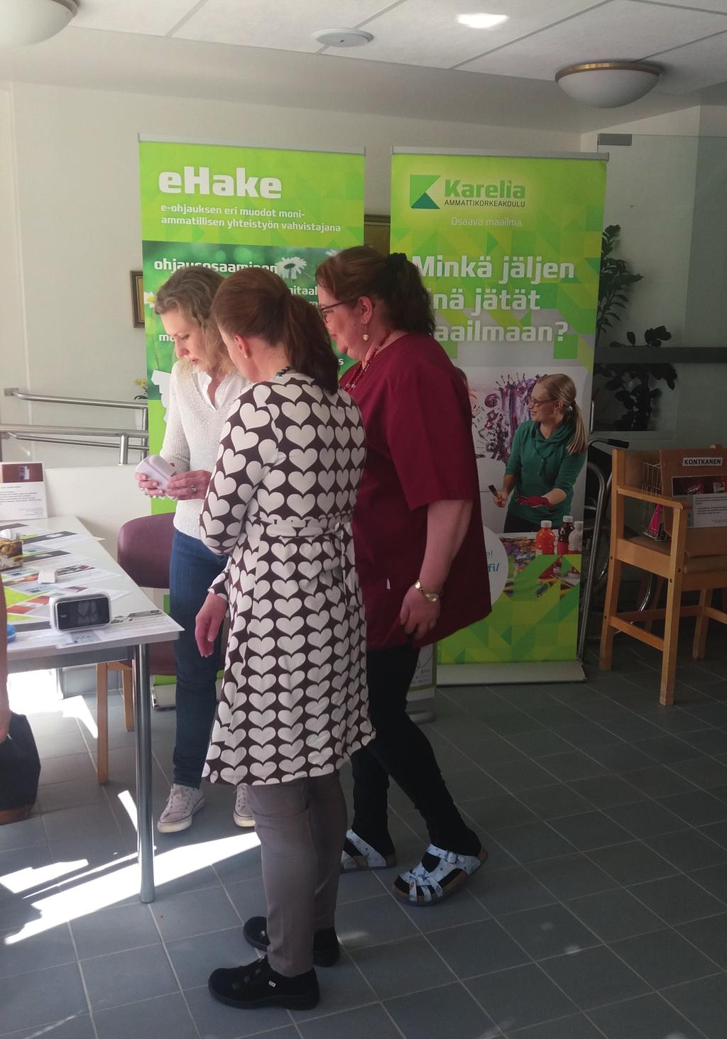Karelia-amk:n terveysalan opettaja keskustelemassa Lieksan terveysalan henkilöstön kanssa