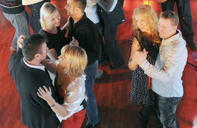Underhållning Dansrestaurangen är i två våningar med fin utsikt över dansgolvet och scenen även från övre våningen. Fartygets kryssningsvärd samt dansband och artister ser till att du trivs ombord.