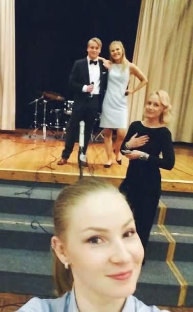TIMO TENHOLA KERTOI JUHLASSA KOULUN