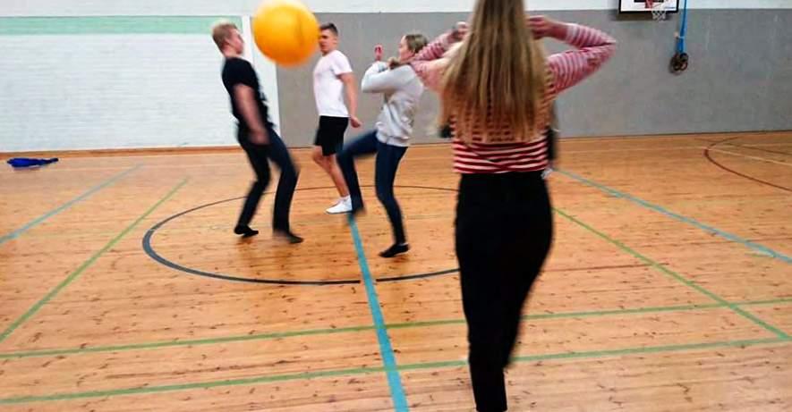 L I I K U N T A T U T O R I T Y H T E I S H E N K E Ä L U O M A S S A K A T R I P E R H O & L I I K U N T A T U T O R I T S Suomen hallituksen kärkihankkeisiin kuuluvan Liikkuva koulu -toiminnan