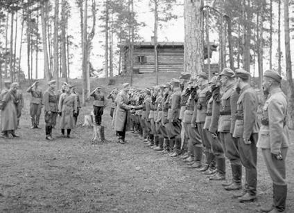 Pohjois-Karjalan museolle arvokkaan kuvakokoelman luovutti pitäjänneuvos Kari Tuhkanen Juuas- ta. Alvar Holmberg oli Tuhkasen sisaren mies.