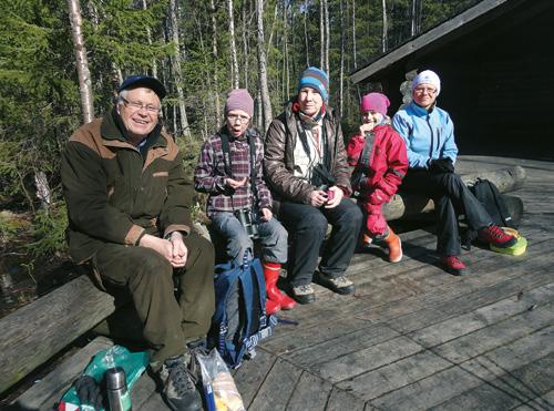 Kokoonnuimme Puuluotoon lintutornille kääntyvän tien risteyksessä klo 8 ja yhdessä jatkettiin Alkunkarinlahden lintutornin parkkipaikalle.